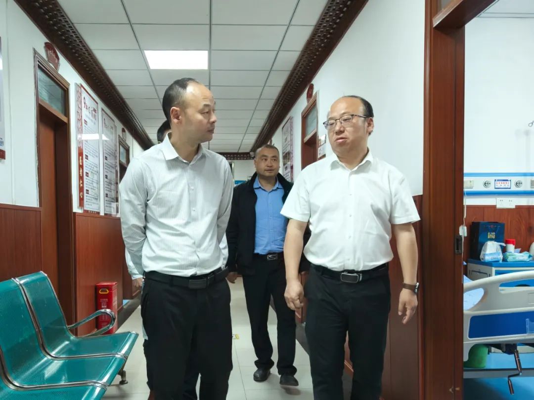 东城街道党工委书记何艳一行调研我院 鼓楼院区“微改造”工程